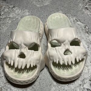 Skull Design White Slides - Size EU38.5